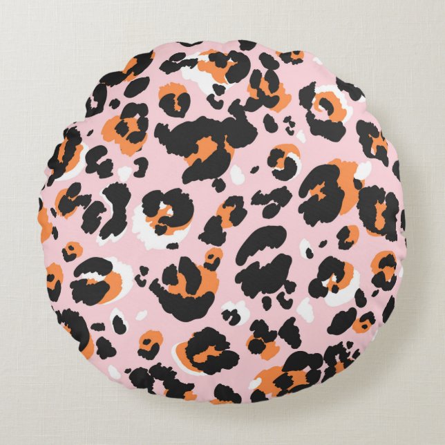 Leopard pattern seamless. Classic leo texture. Tre Round Pillow (Front)