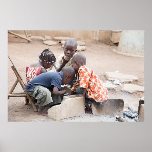 Les enfants africains mangent en groupe poster