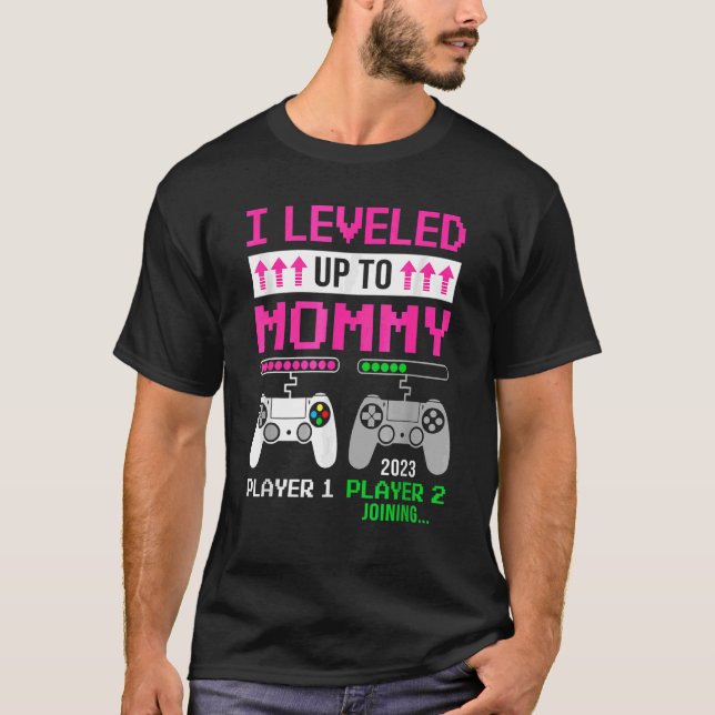Leveled Up To Mommy 2023  Soon To Be Mom 2023 T-Shirt (Front)