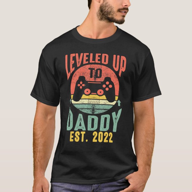 Leveling Up To Daddy 2022 Dad Pregnancy Announceme T-Shirt (Front)