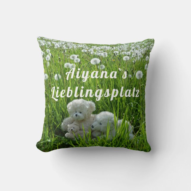 Lieblingsplatz mit Teddy in der Wiese Throw Pillow (Front)