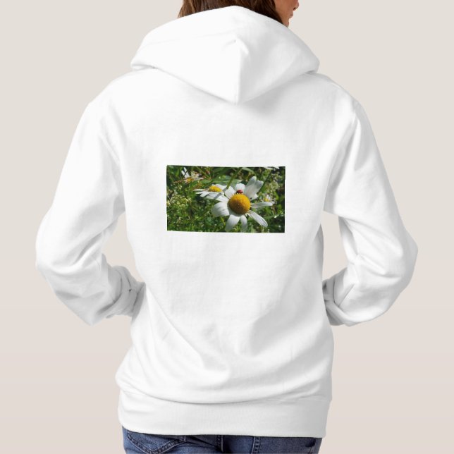 Lieveheersbeestje op margriet in de natuur. hoodie (Back)