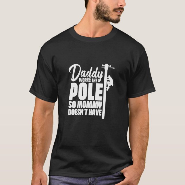 Lineman Dad Daddy Works The Pole So Mommy Doesn't  T-Shirt (Front)