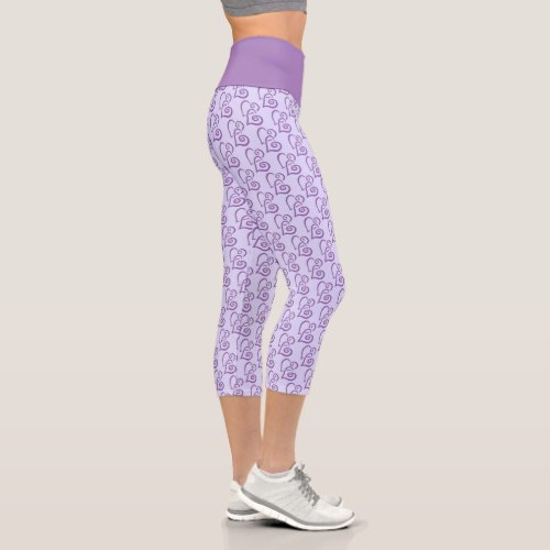 Linked Purple Hearts Pattern On Pastel Purple Capri Leggings