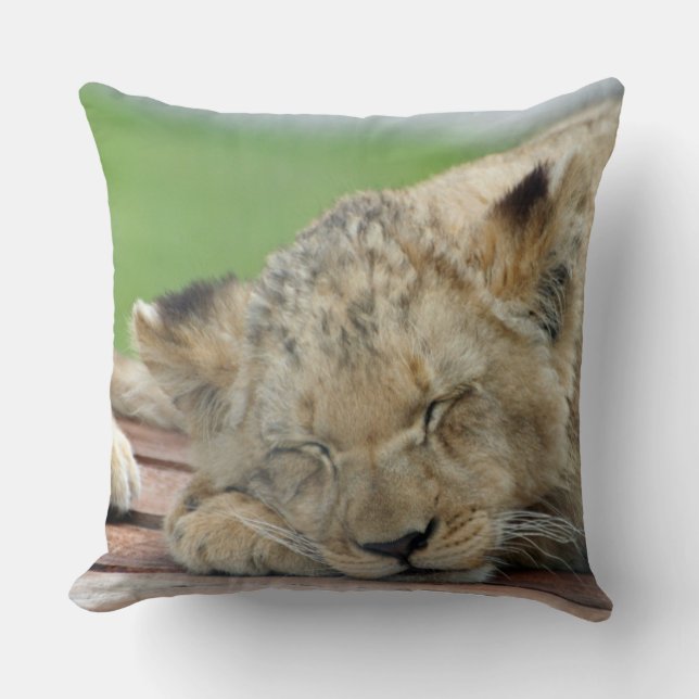 Lion 014 throw pillow (Front)