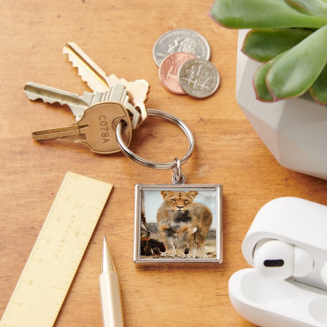 Lioness portrait keychain (Desk)