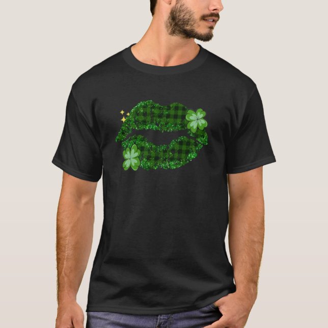 Lips Kiss Me I´m Irish Shamrock St Patricks Day Co T-Shirt (Front)