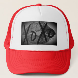 la trucker hat with lips