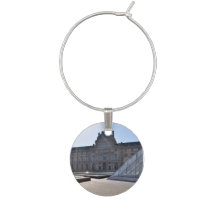 Location wine charm Louvre