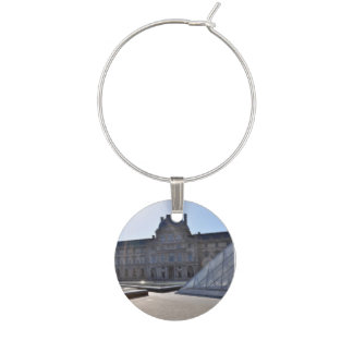 Location wine charm Louvre