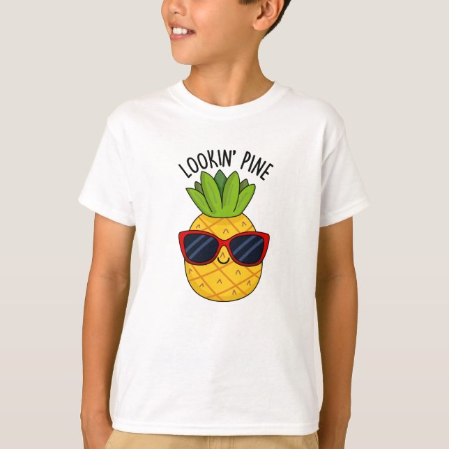 Looking Pine Funny Pineapple Pun  T-Shirt (Front)