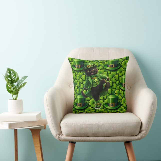 Lucky leprechaun black cat Saint Patrick's Day lum Throw Pillow (Chair)