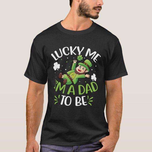 Lucky Me I'm A Dad To Be Men St Patricks Day Pregn T-Shirt (Front)