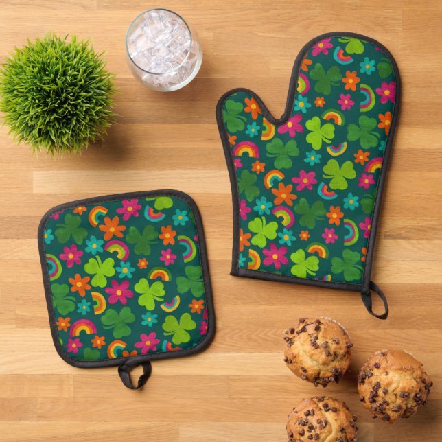Lucky St. Patrick's Day Patterned Oven Mitt & Pot Holder Set (Top Down)