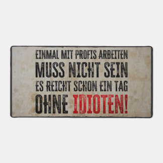 Lustiger Spruch über Arbeit und Kollegen Desk Mat