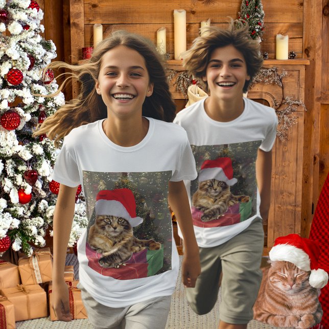 Maine Coon Cat Santa & Gifts Christmas Tree Behind T-Shirt (Maine Coon Cat Santa & Gifts Christmas Tree Behind T-Shirt)