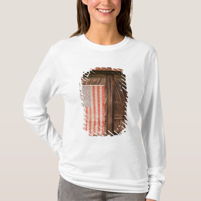 Maine, Faded American flag on door of old barn T-Shirt (Front)