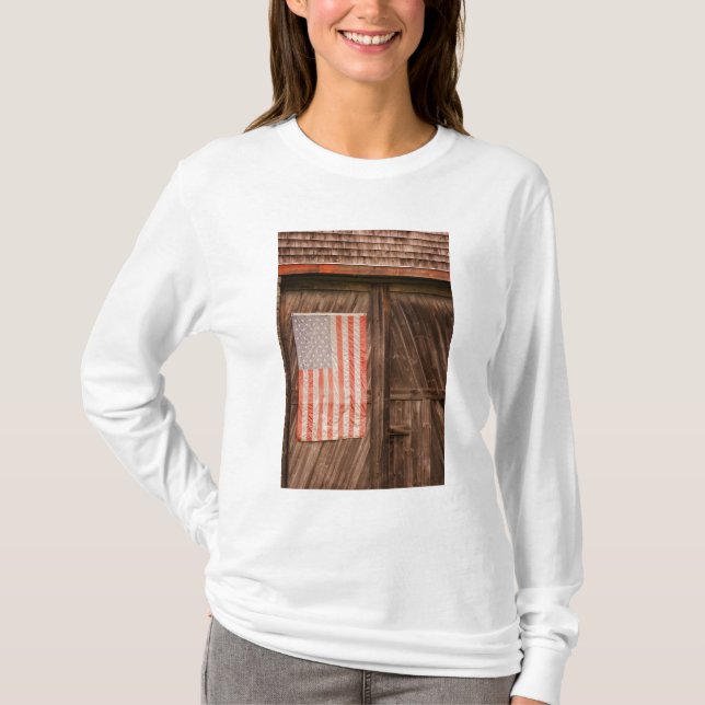 Maine, Faded American flag on door of old barn T-Shirt (Front)