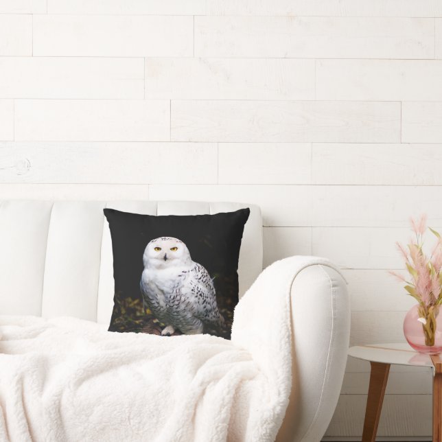 Majestic winter snowy owl throw pillow (Couch)