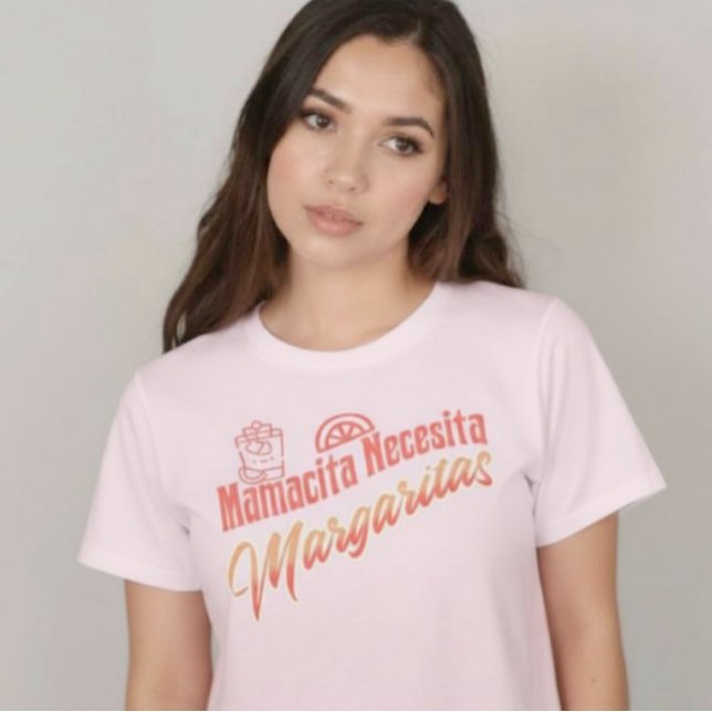 Mamacita Necesita Margaritas Script Pink T-Shirt (Mamacita Necesita Margaritas Script Pink T-Shirt.)