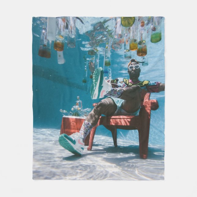 Man sitting on chair underwater with floating bott fleece blanket (Front)