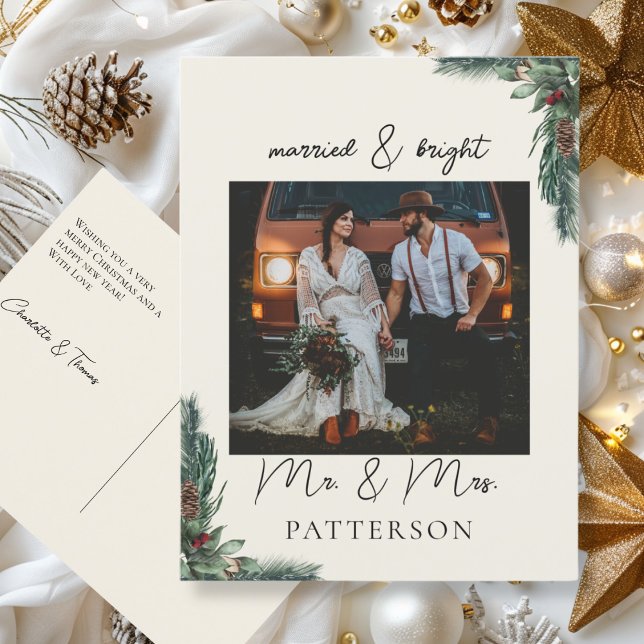 Married & Bright Kundenspezifische Foto Holiday  Postcard (Married & Bright Kundenspezifische, beige-grün, minimal, rustikal, Weihnachts-Foto-Karte.)