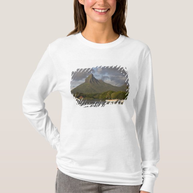 Mauritius, Western Mauritius, Tamarin, Montagne T-Shirt (Front)