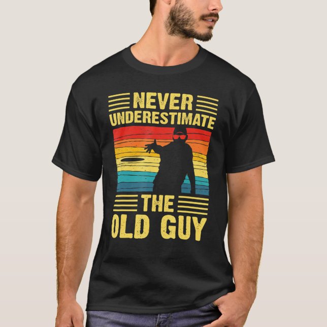 Mens Never Underestimate The Old Guy Disc Golf Vin T-Shirt (Front)