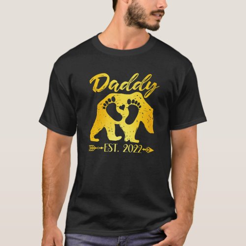 Mens New Daddy Dad Bear Est 2022 Baby Shower Annou T_Shirt