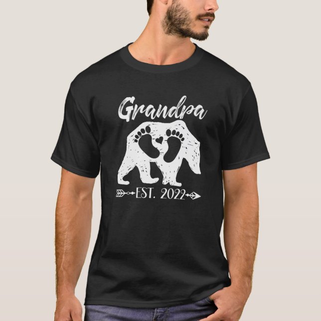 Mens New Grandpa Bear Est 2022 Baby Shower Announc T-Shirt (Front)