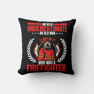Mens Retired never underestimate an old man who wa Throw Pillow