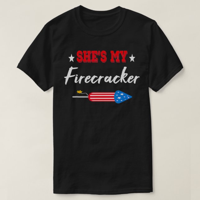 Mens She's My firecracker  Funny Fourth of July ma T-Shirt (Design Front)