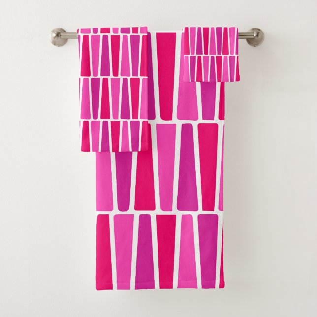 Mid Century Modern Atomic Blocks, Viva Magenta Bath Towel Set (Insitu)