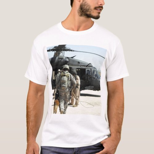 Military working dog handlers board a helicopte T_Shirt