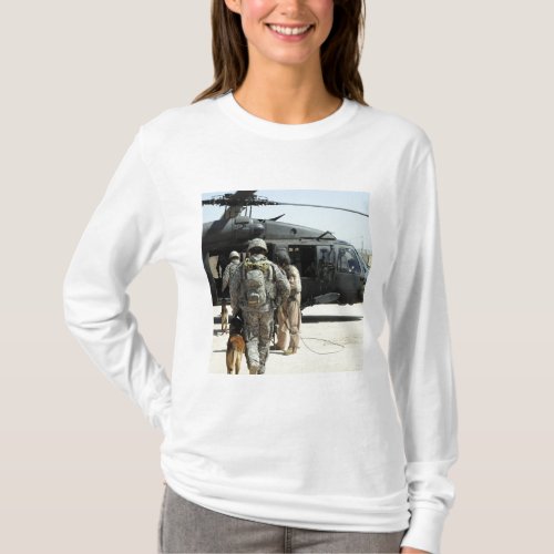 Military working dog handlers board a helicopte T_Shirt