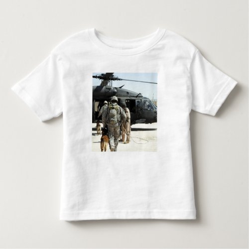 Military working dog handlers board a helicopte toddler t_shirt