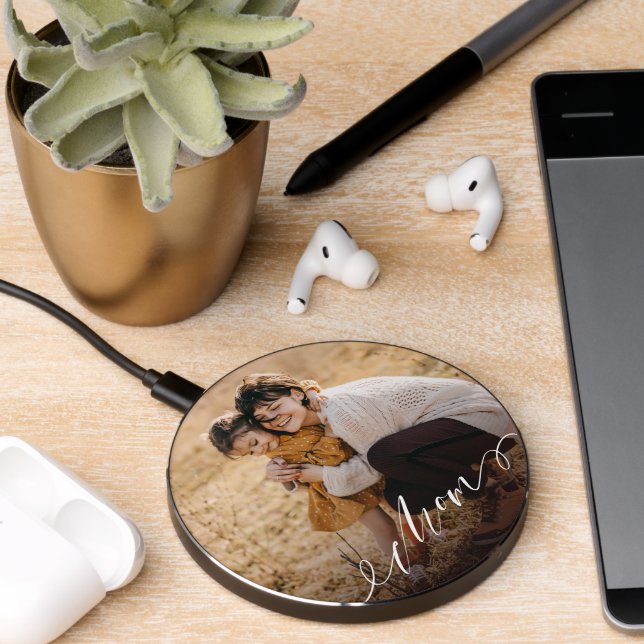 Minimal Elegant Script Personalized Mom Photo Wireless Charger (Desk 2)