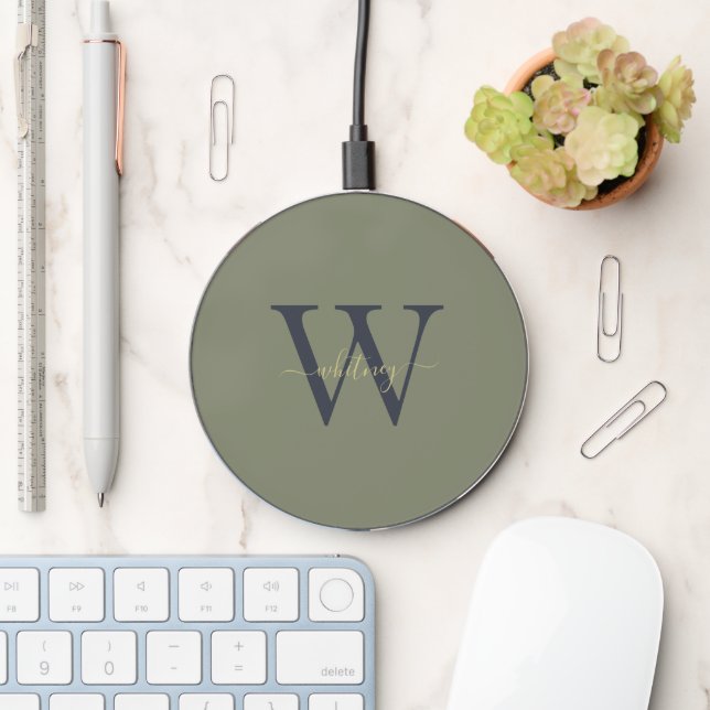 Minimal Green Monogrammed Wireless Charger (Desk)