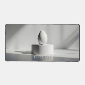 Minimalistisches Osterei auf modernem Podest Desk Mat