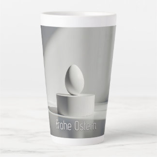 Minimalistisches Osterei auf modernem Podest Latte Mug