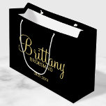 Modern Black and Gold Personalized Bridesmaids Large Gift Bag<br><div class="desc">Modern Personalized Bridesmaids Gifts featuring personalized bridesmaid's name in gold modern script font style with title and wedding date in gold modern sans serif font style on black background. Also perfect for Maid of Honor, Flower Girl, Mother of the Bride and more. Please Note: The foil details are simulated in...</div>