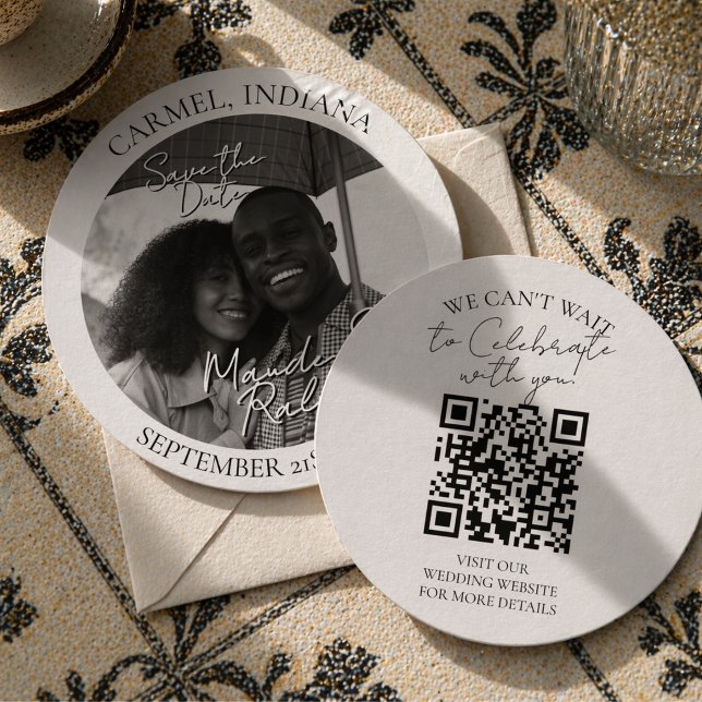 Modern Black and White Circle Photo Save the Date (Modern Black and White Circle Photo Save the Date)