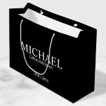 Modern Black and White Personalized Groomsman Large Gift Bag<br><div class="desc">Modern Personalized Groomsman Gifts
featuring personalized groomsman's name,  title and wedding date in white classic serif font style on black background.

Also perfect for best Man,  father of the bride,  ring bearer and more.</div>