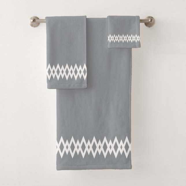 Modern Diamond Decorative Line on Gray Bath Towel Set (Insitu)