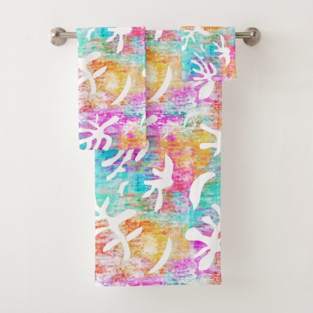 Modern Preppy Pink Blue Tropical  Bath Towel Set (Insitu)