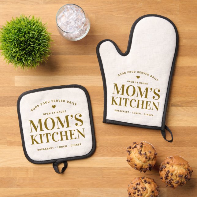 Modern Typography Mom’s Kitchen  Oven Mitt & Pot Holder Set (Top Down)
