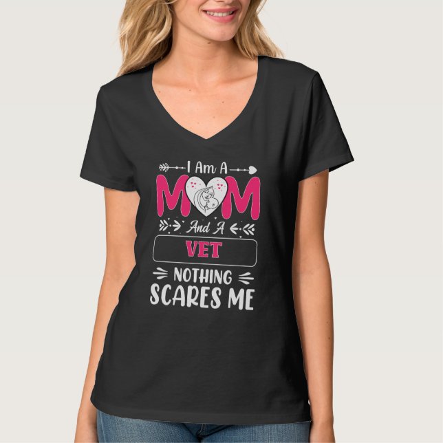 Mom And A Vet Nothing Scares Me, Funny Vet Mom T-Shirt (Front)