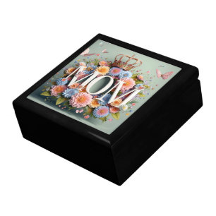 MOM Design Text with Flowers and Crown Gift Box