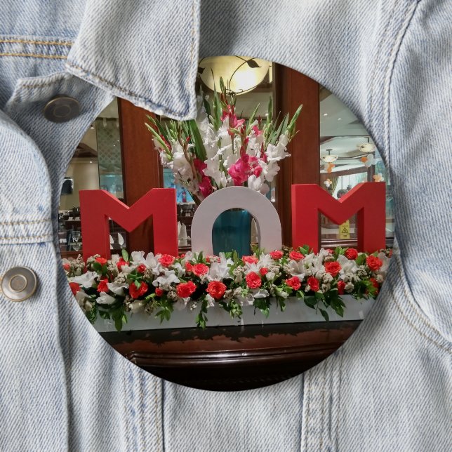 "Mom, I Love You" – A Heartfelt Floral Tribute Button (In Situ)