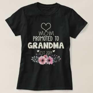 Mom Promoted to grandma est 2019 T-Shirt